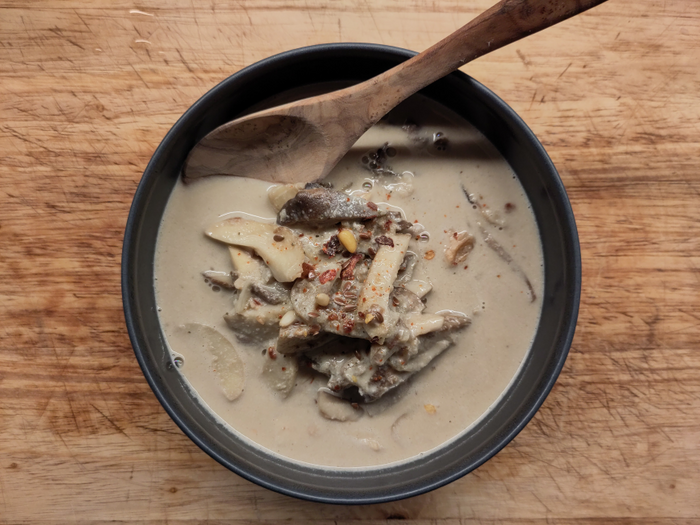 Zuppa di funghi, miso, tahina e arachidi
